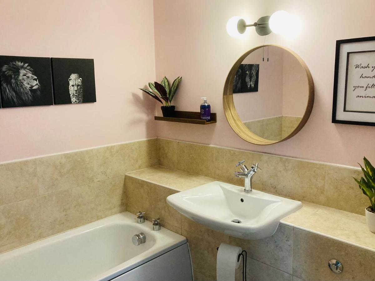 Jungle Escape, City Apartment With Parking & Terrace チェスター エクステリア 写真