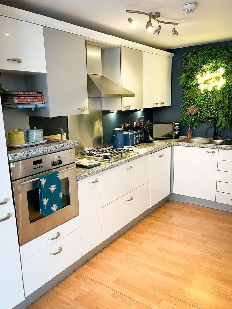 Jungle Escape, City Apartment With Parking & Terrace チェスター エクステリア 写真