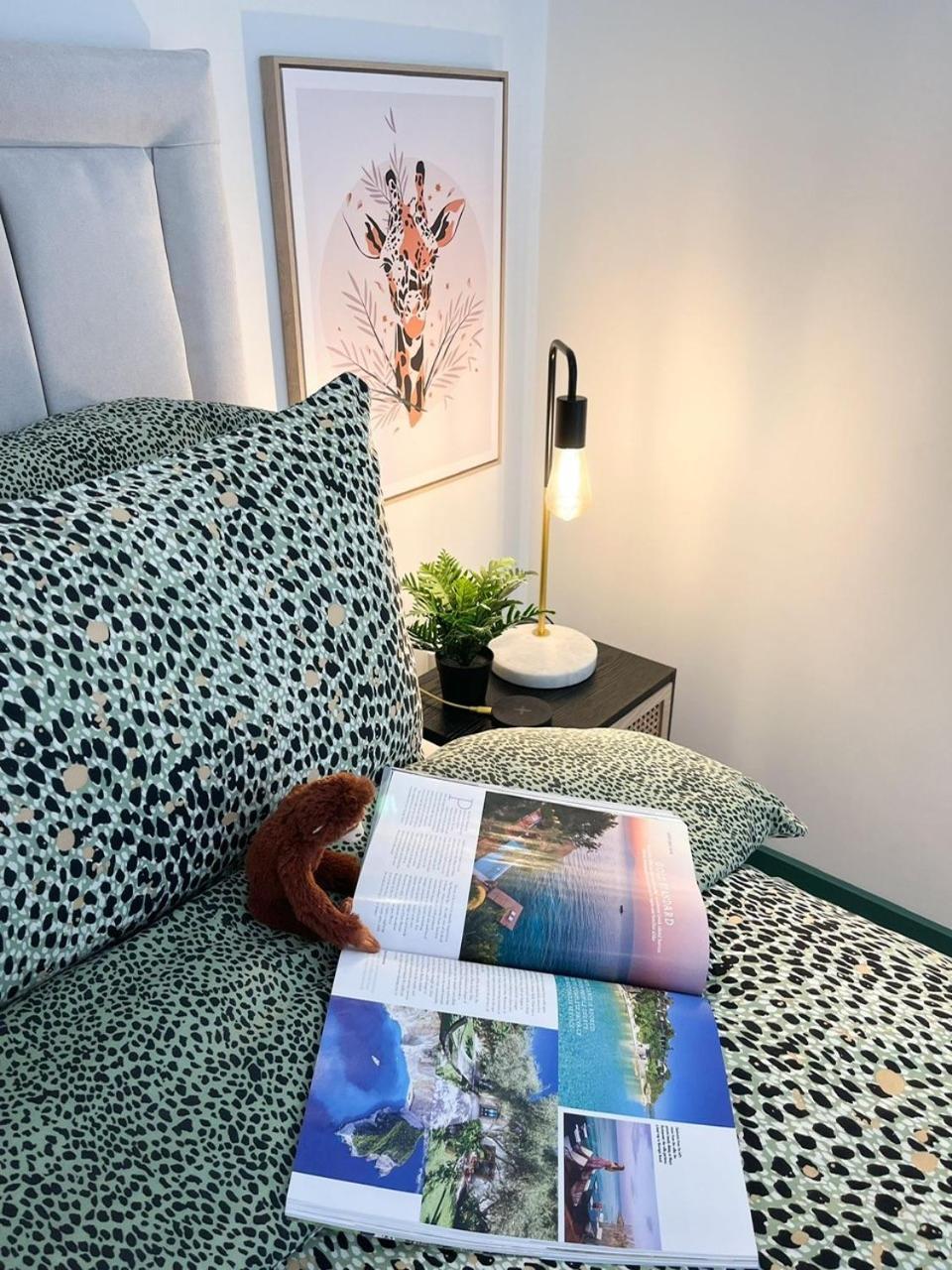 Jungle Escape, City Apartment With Parking & Terrace チェスター エクステリア 写真