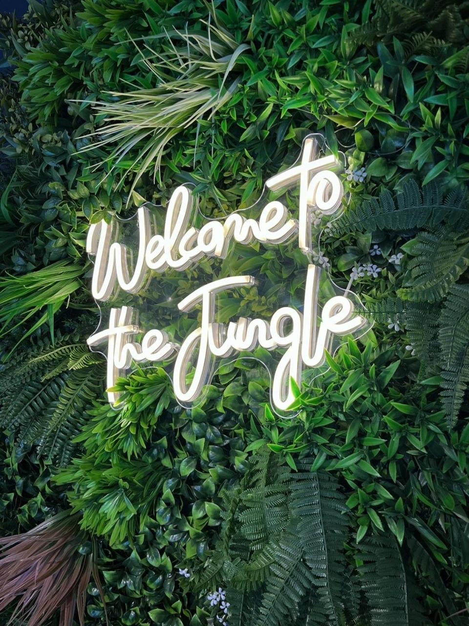 Jungle Escape, City Apartment With Parking & Terrace チェスター エクステリア 写真