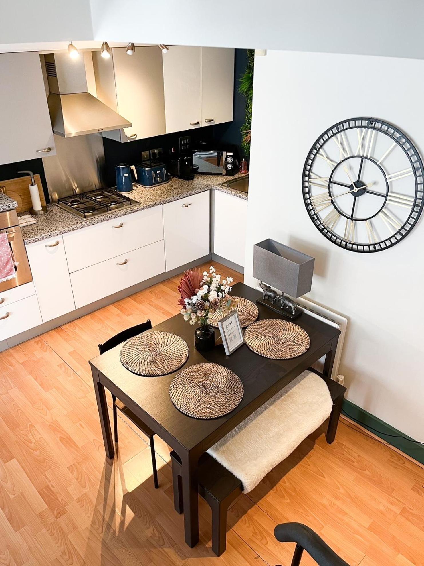 Jungle Escape, City Apartment With Parking & Terrace チェスター エクステリア 写真